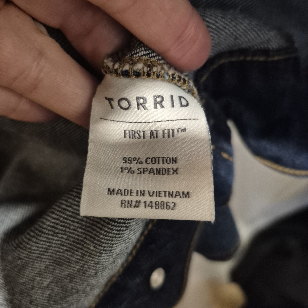 Torrid Size 3X Blue Denim Distressed Trucker Jean Jacket Plus Size - Picture 4 of 5